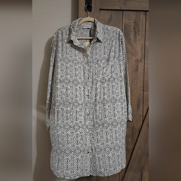 DRESS FORUM Piper Button down shirt dreas. White/black printed. Size medium NWT - Picture 7 of 15